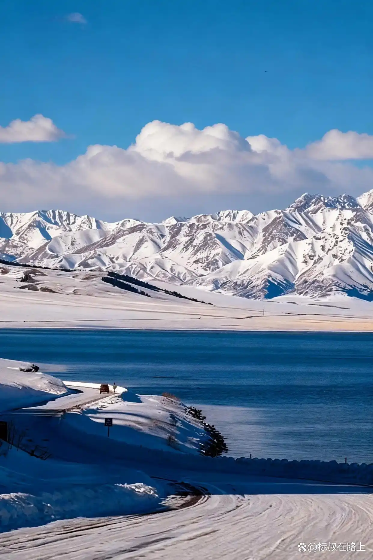 赛里木湖的冬天，像是沉入粉蓝色梦境！