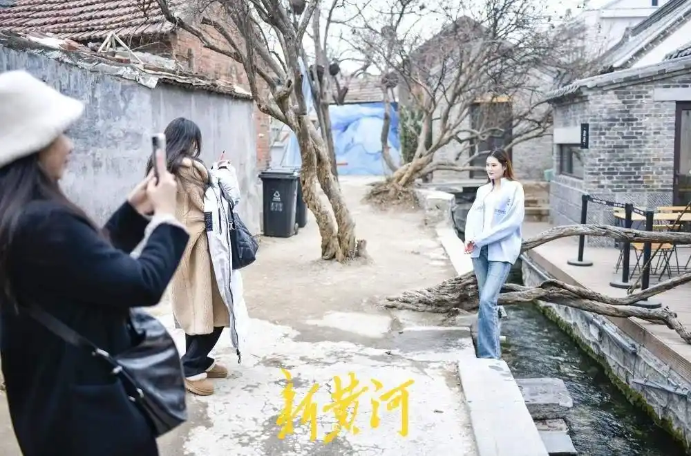 墙缝里“流”出网红新景点 明府城西更道泉水小河迎客