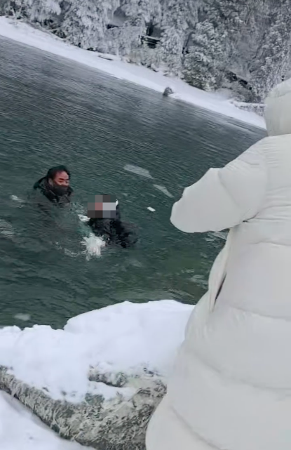 喀纳斯景区一女游客湖边拍照落水，两男子严寒中下冰湖联手施救，此前景区曾发文禁止游客跨越安全围栏或在冰面、临水区域停留、拍照、行走