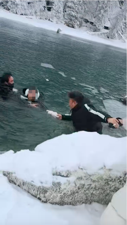 喀纳斯景区一女游客湖边拍照落水，两男子严寒中下冰湖联手施救，此前景区曾发文禁止游客跨越安全围栏或在冰面、临水区域停留、拍照、行走