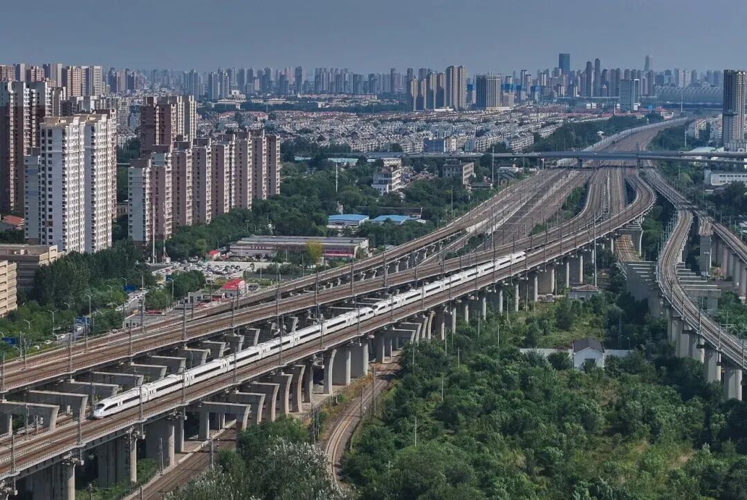 时速350公里的标杆列车，这条高铁上有87趟！