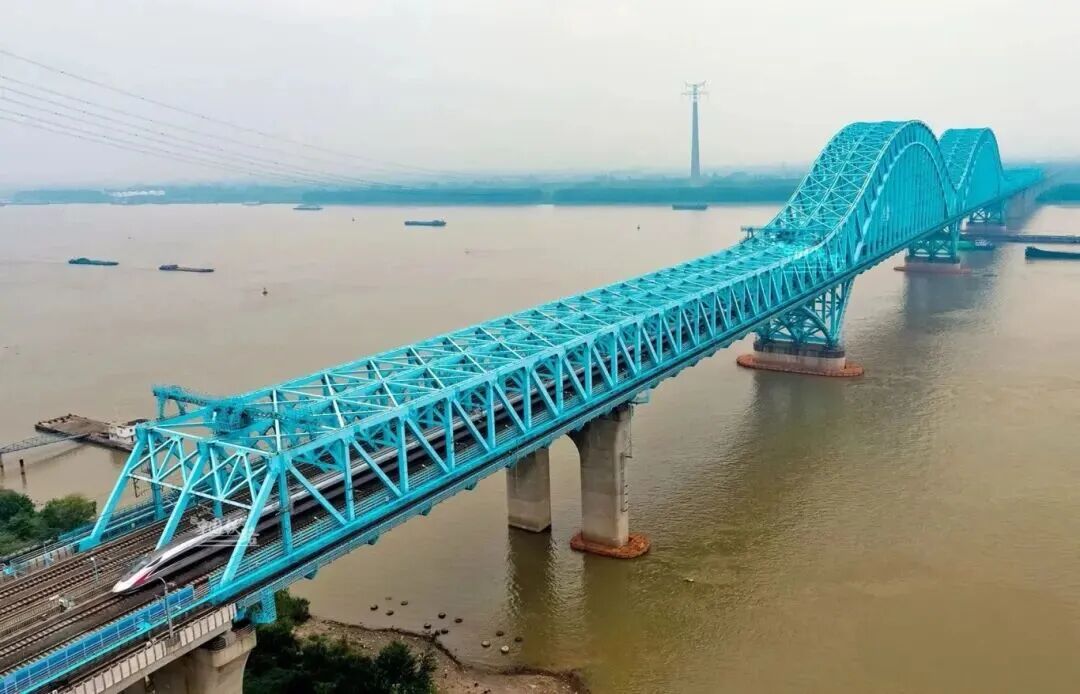 时速350公里的标杆列车，这条高铁上有87趟！