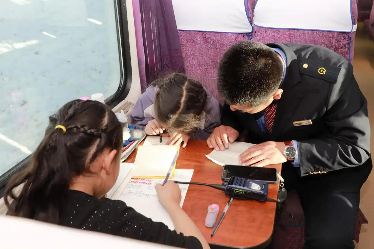 「幸福天路新春行」多图记录｜进藏列车上的难忘时刻