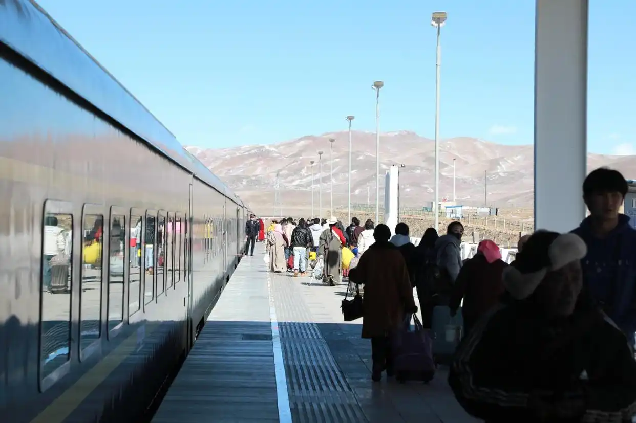 「幸福天路新春行」多图记录｜进藏列车上的难忘时刻