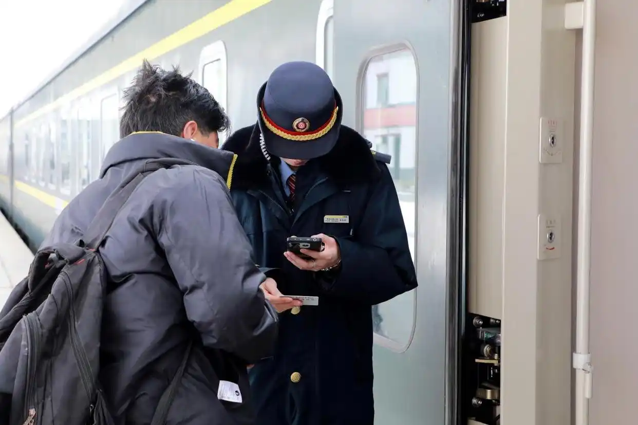「幸福天路新春行」多图记录｜进藏列车上的难忘时刻