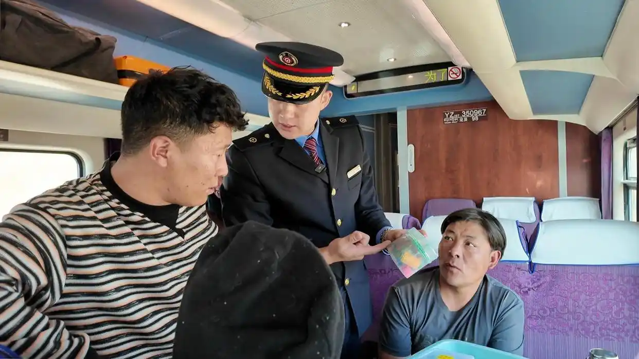 「幸福天路新春行」多图记录｜进藏列车上的难忘时刻