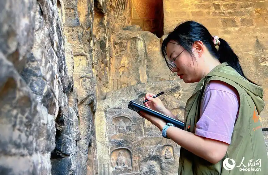 走进龙门石窟 感受千年石窟的文化印记