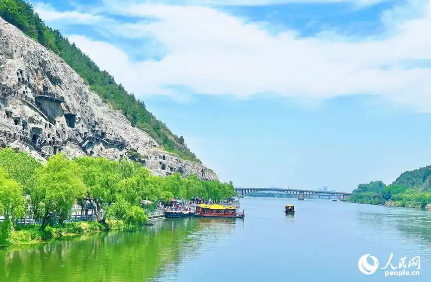 走进龙门石窟 感受千年石窟的文化印记