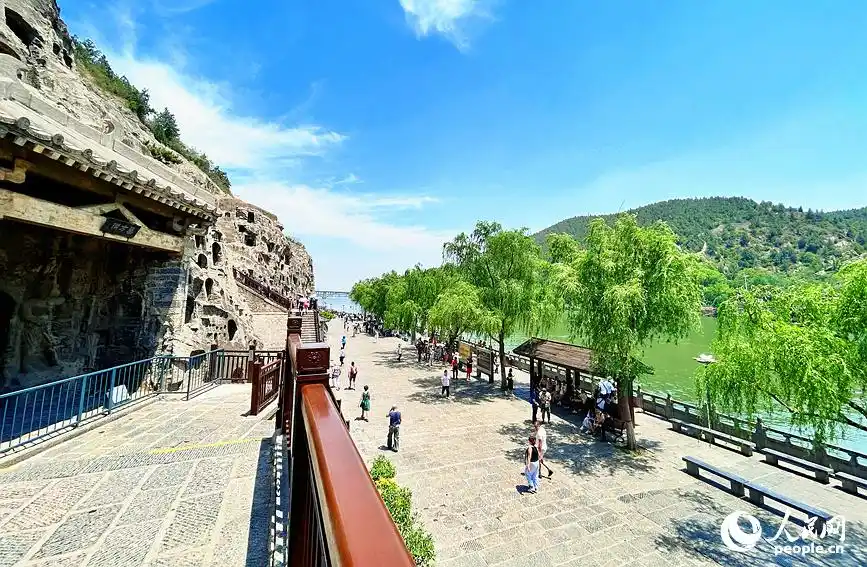 走进龙门石窟 感受千年石窟的文化印记