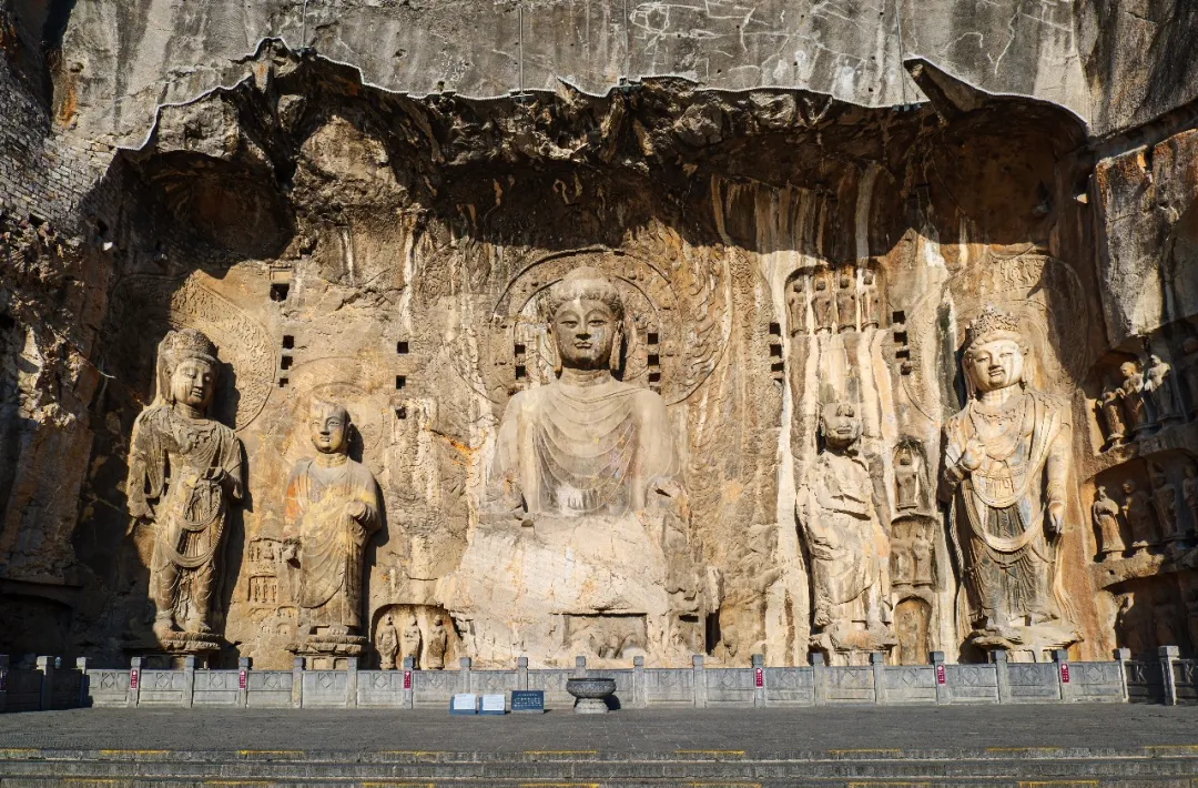 一眼千年！洛阳龙门石窟，刻在崖壁上的盛唐史诗，此生必打卡！