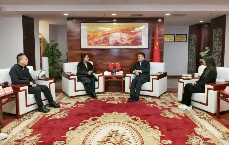 申坤与林芝市人民政府副市长卓嘎一行工作交流