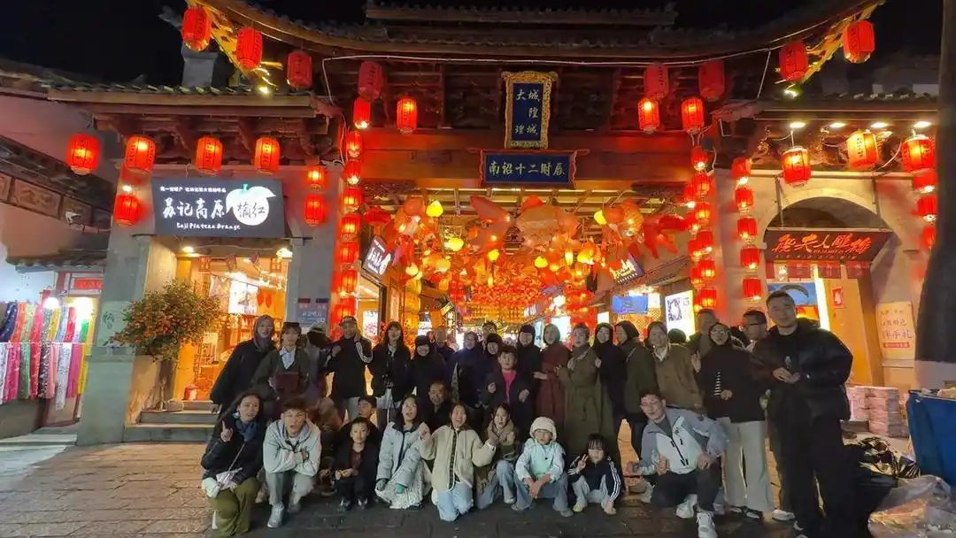 青海一家35口人开旅游大巴赴云南自驾游，携百斤米面沿途自炊