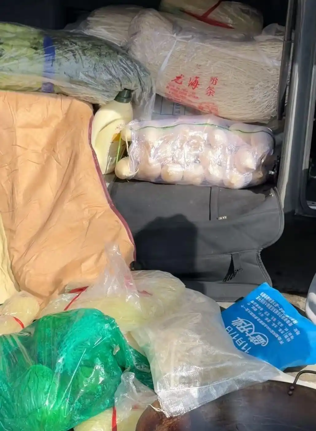 青海一家35口人开旅游大巴赴云南自驾游，携百斤米面沿途自炊