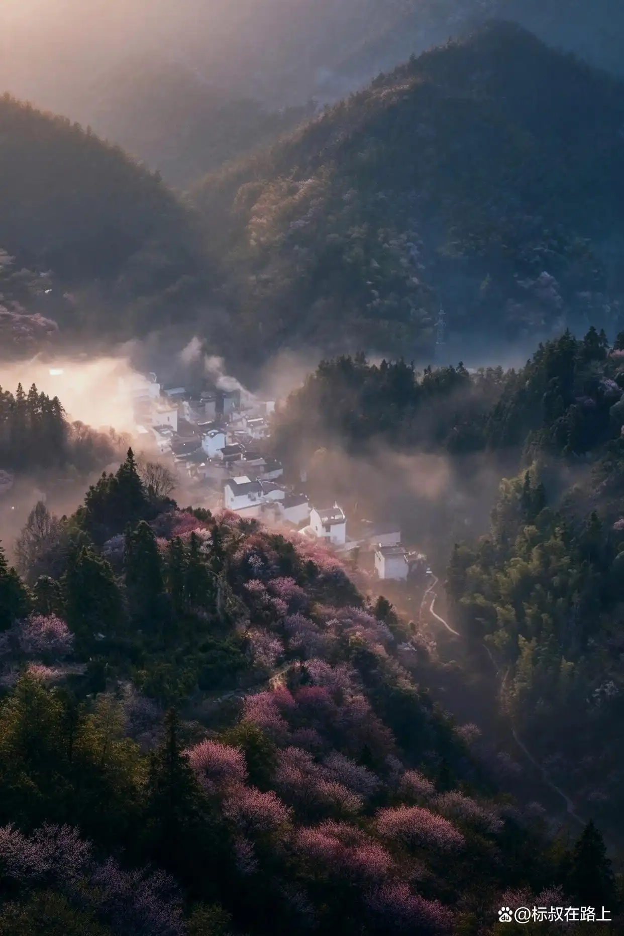 接下来的徽州,美成了陶渊明笔下《桃花源记》的鲜活画卷!