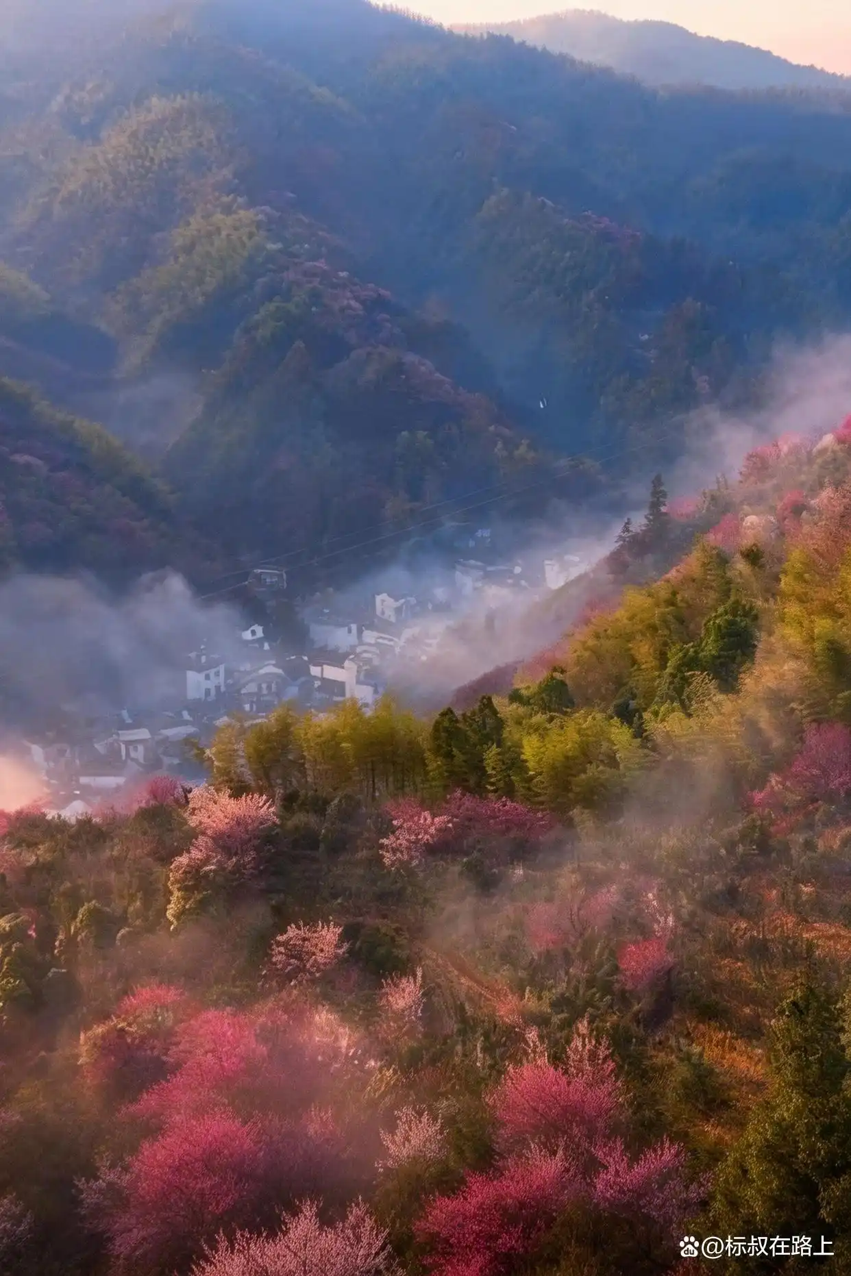 接下来的徽州,美成了陶渊明笔下《桃花源记》的鲜活画卷!
