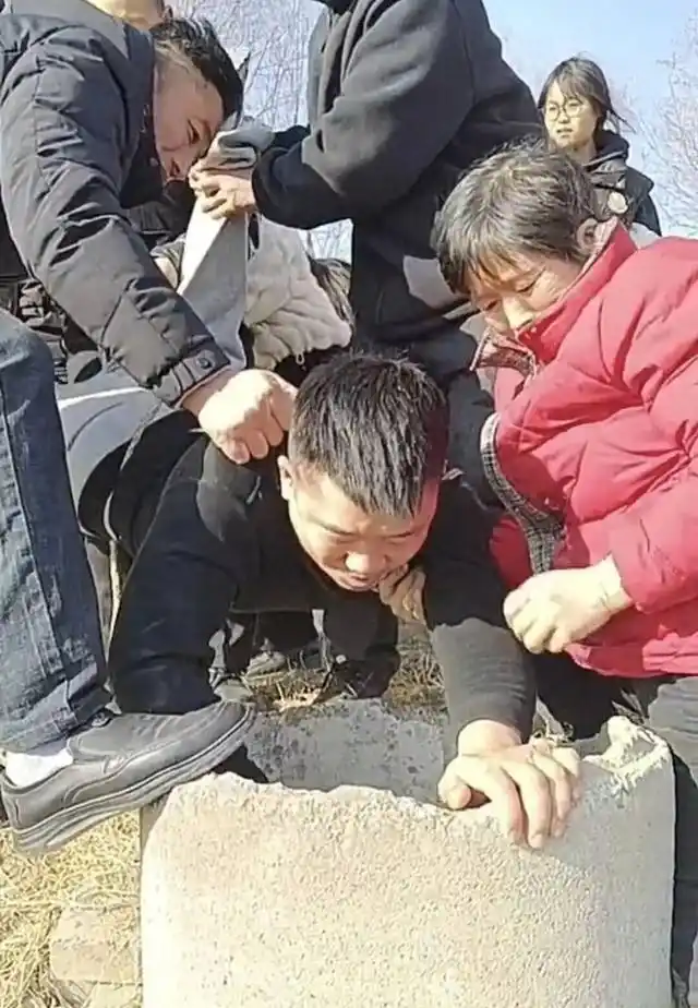 河南5岁女童逛游乐场与家人失散，坠入两公里外路边一处机井