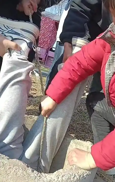 河南5岁女童逛游乐场与家人失散，坠入两公里外路边一处机井