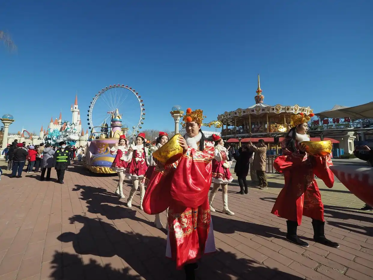 石景山游乐园迎春庙会真热闹！腰鼓表演、花车大巡游引客来