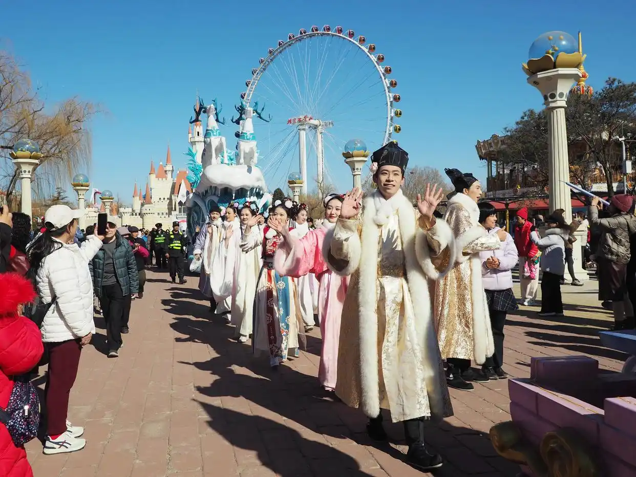 石景山游乐园迎春庙会真热闹！腰鼓表演、花车大巡游引客来