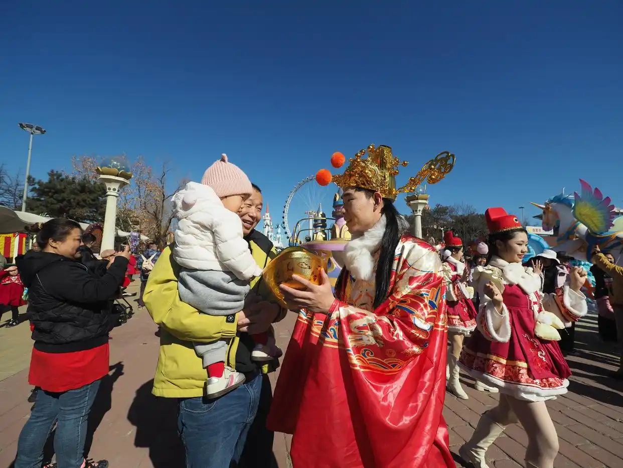 石景山游乐园迎春庙会真热闹！腰鼓表演、花车大巡游引客来
