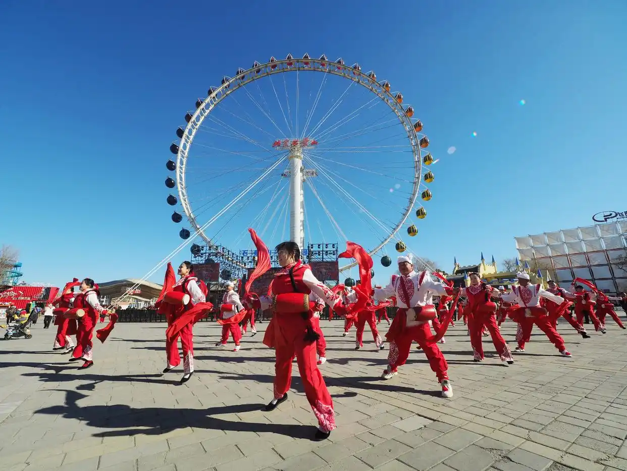 石景山游乐园迎春庙会真热闹！腰鼓表演、花车大巡游引客来