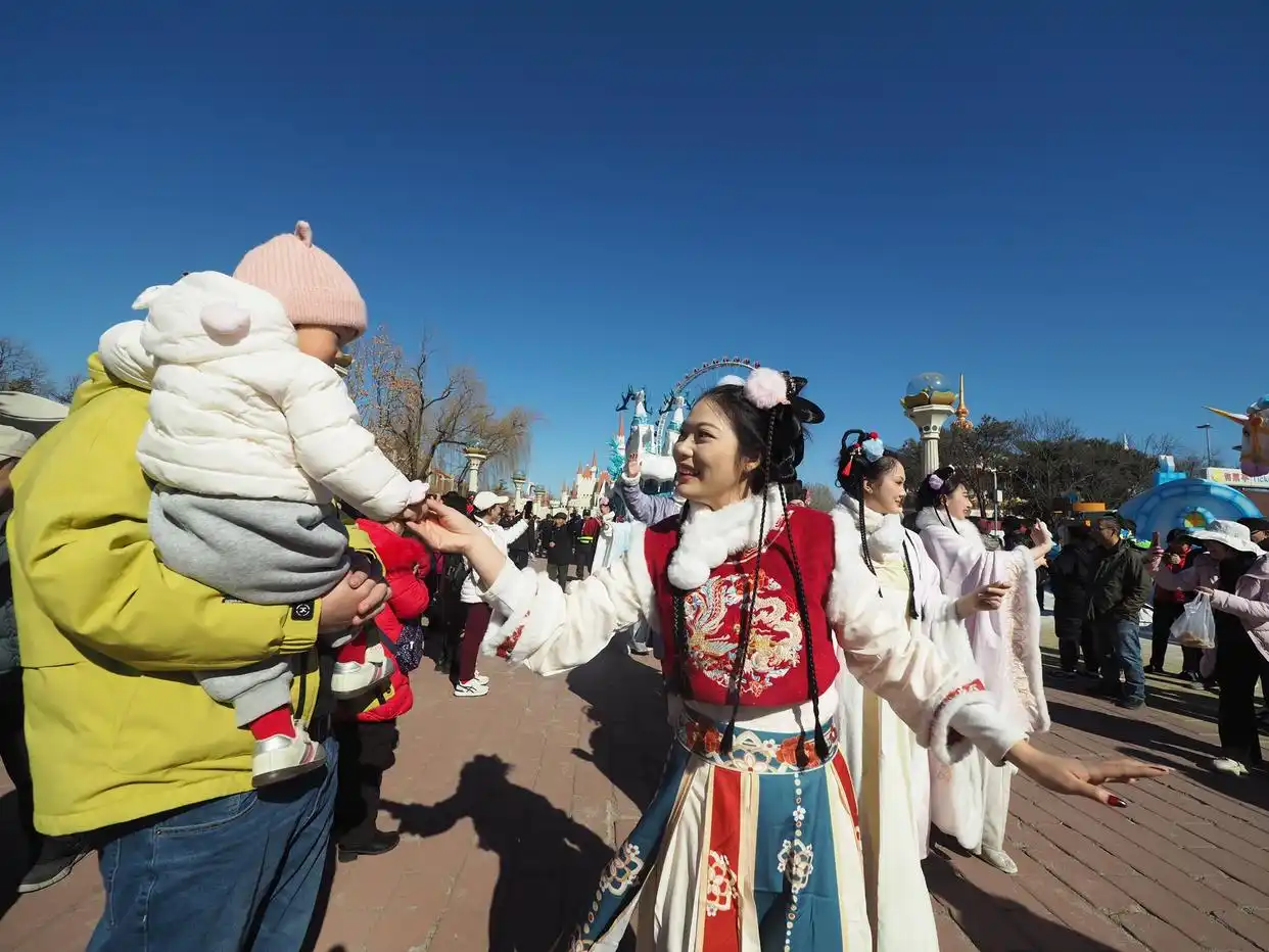石景山游乐园迎春庙会真热闹！腰鼓表演、花车大巡游引客来