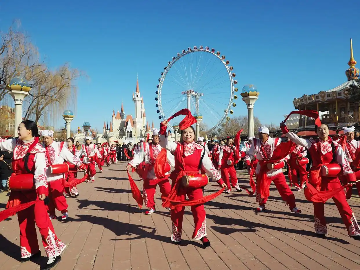 石景山游乐园迎春庙会真热闹！腰鼓表演、花车大巡游引客来