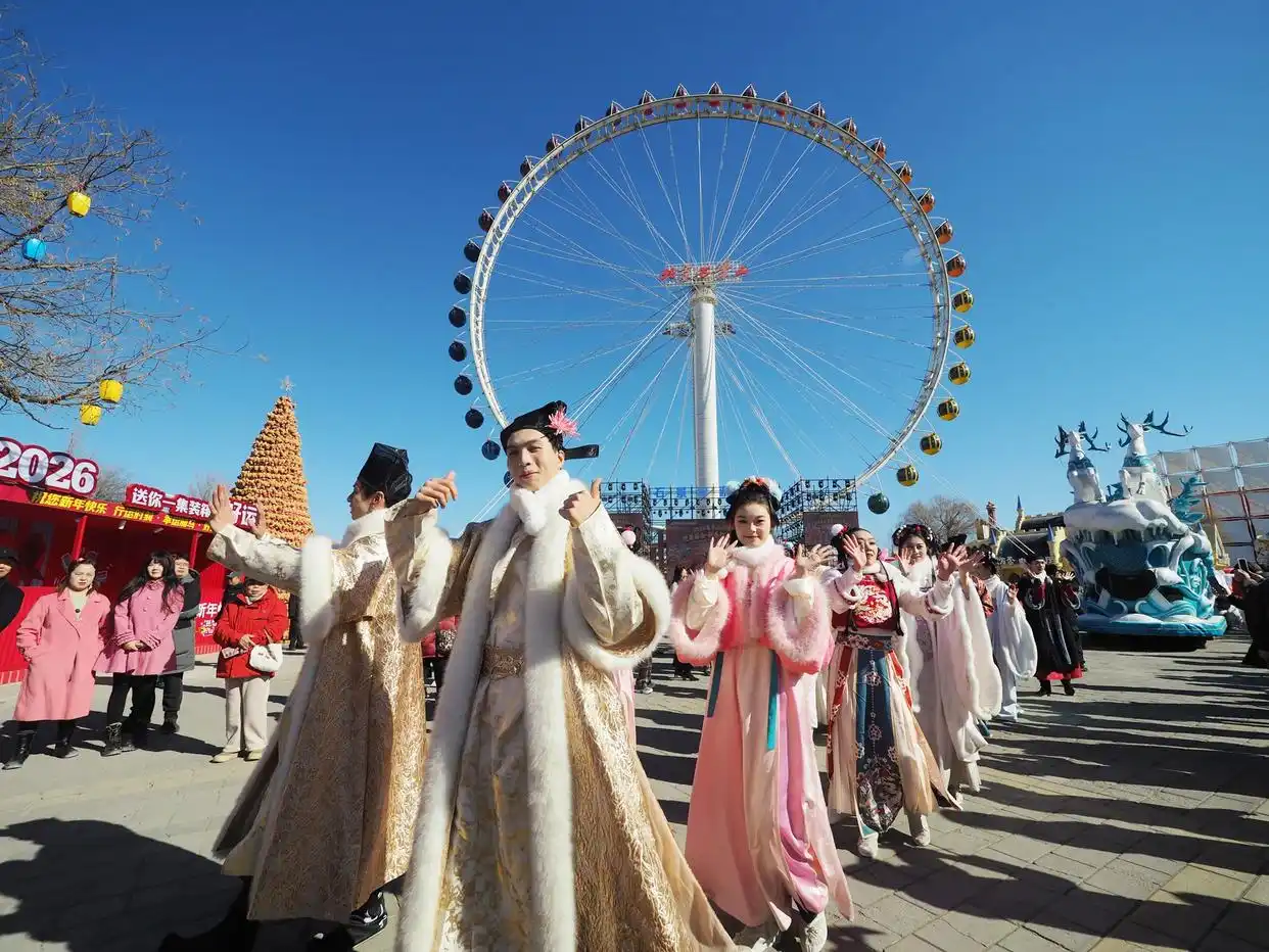 石景山游乐园迎春庙会真热闹！腰鼓表演、花车大巡游引客来