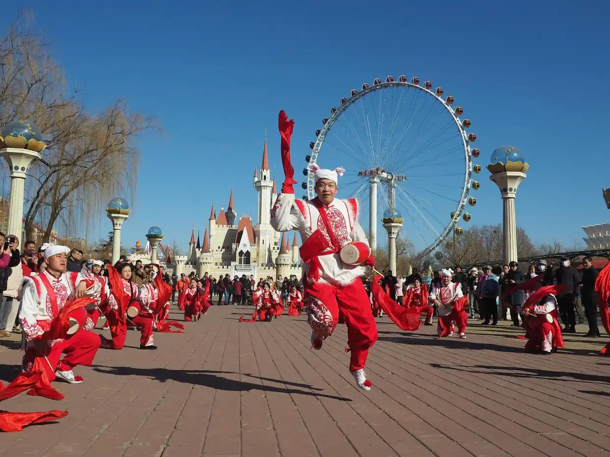 石景山游乐园迎春庙会真热闹！腰鼓表演、花车大巡游引客来
