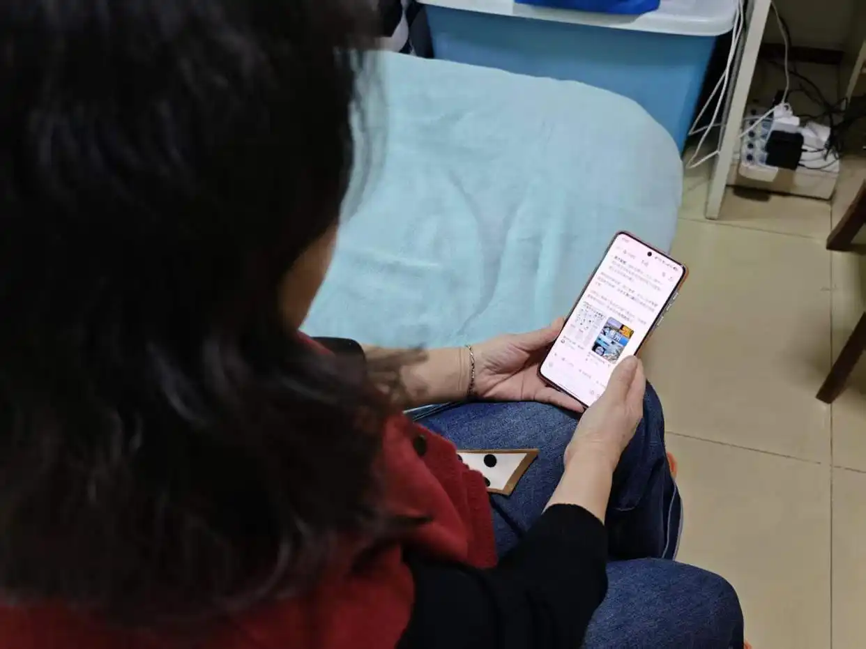 村里人如何用AI?月嫂用AI发朋友圈,千问成了大爷的赛博收音机