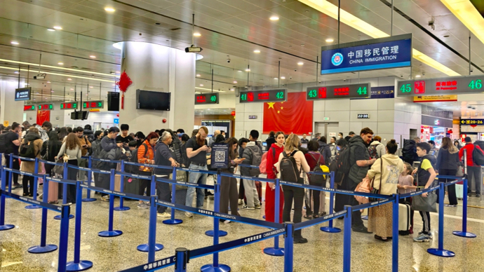 入境打卡中国年,出境奔赴短途游,上海口岸迎来“出入境双高峰”