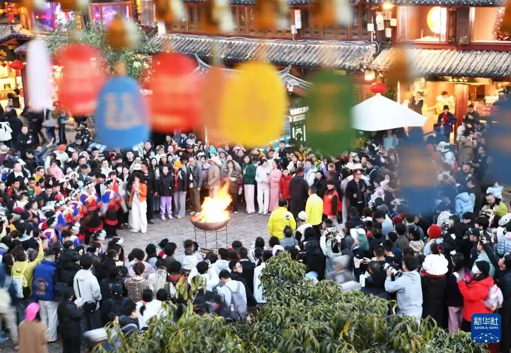 云南丽江古城:夜经济点燃新春“烟火气”