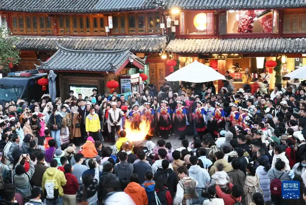 云南丽江古城:夜经济点燃新春“烟火气”