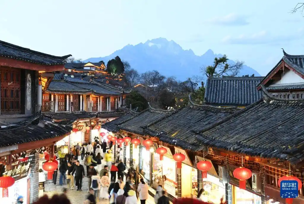 云南丽江古城:夜经济点燃新春“烟火气”