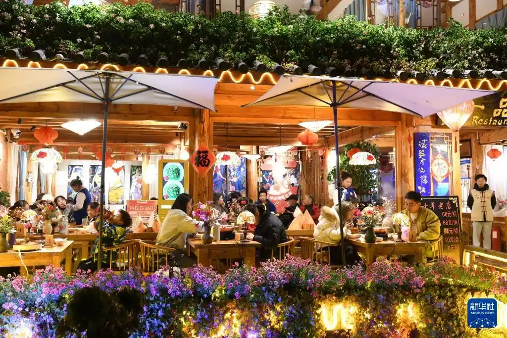 云南丽江古城:夜经济点燃新春“烟火气”