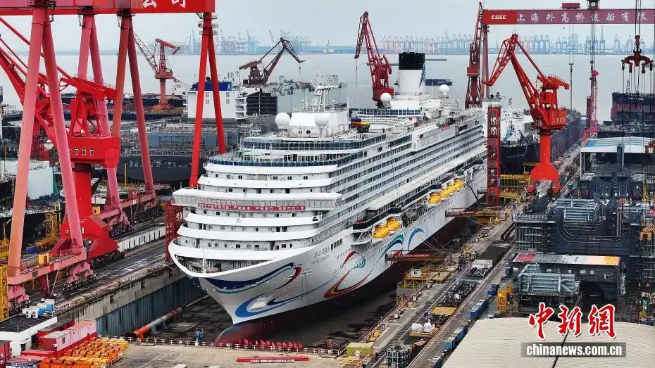 (新春走基层)第二艘国产大型邮轮“爱达·花城号”主体建造基本完成