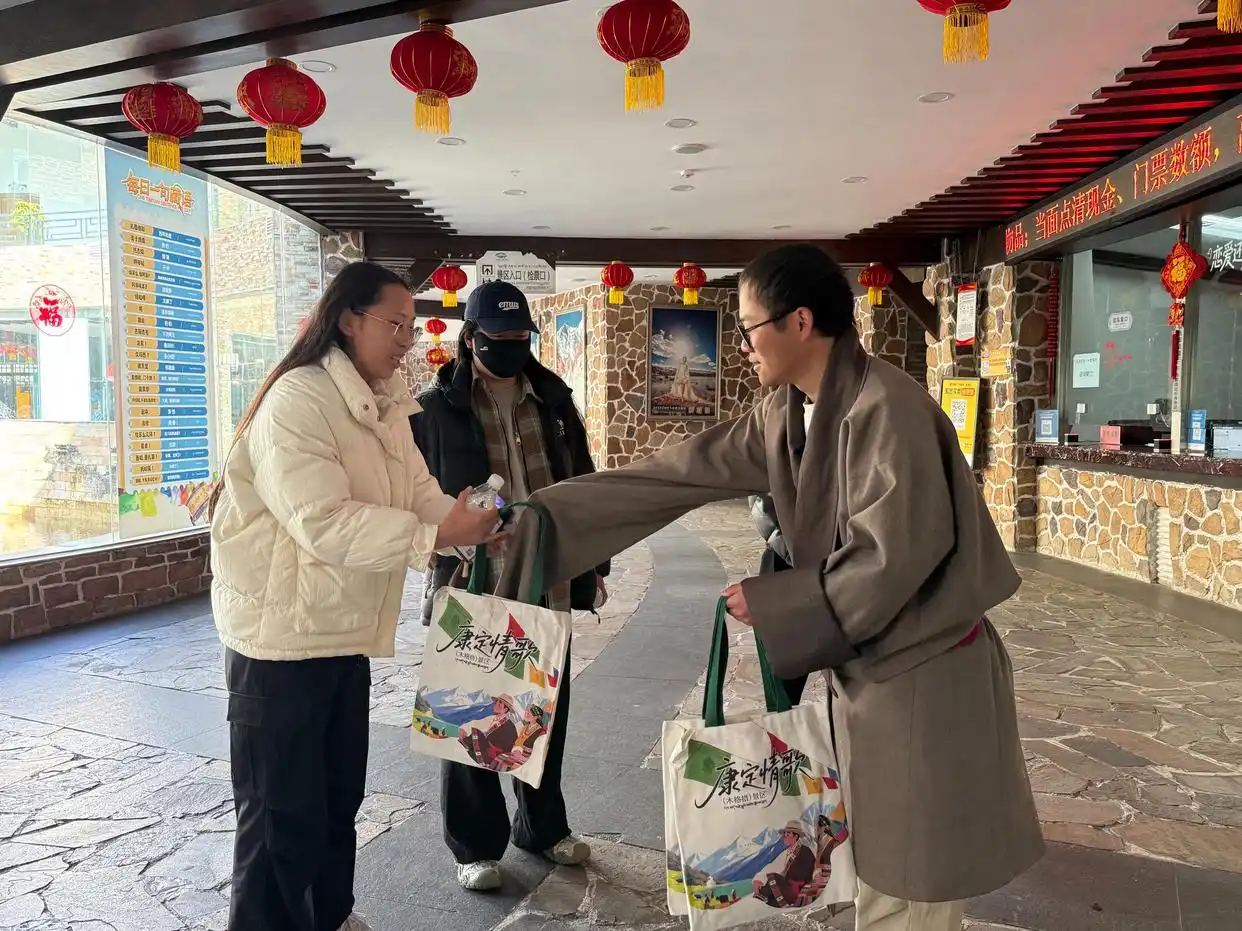 第一批“终身制”游客已到达！甘孜迎来终身门票核销首日