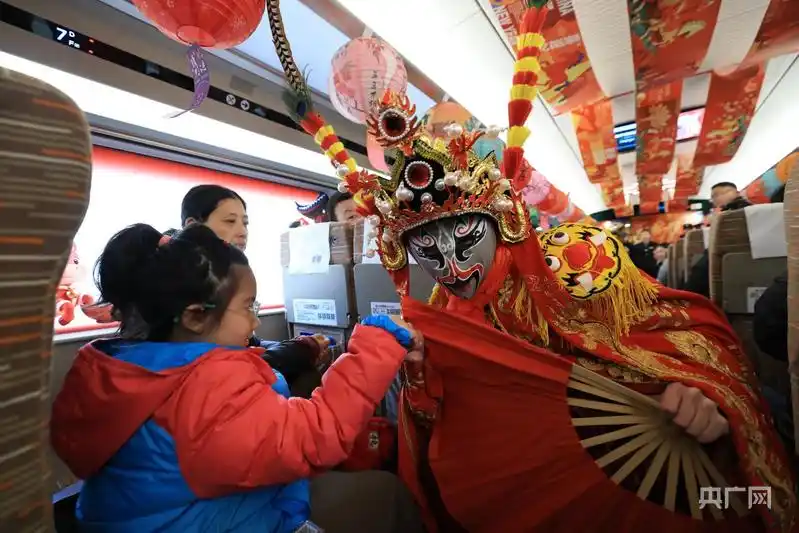 新春走基层｜G1280次高铁上演“闹元宵” 机器人“小铁”送汤圆添喜气