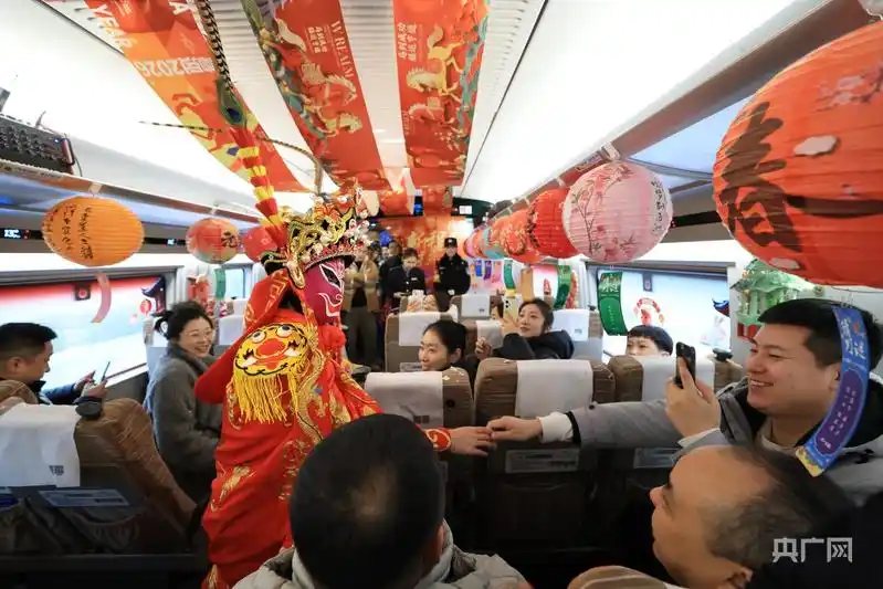 新春走基层｜G1280次高铁上演“闹元宵” 机器人“小铁”送汤圆添喜气