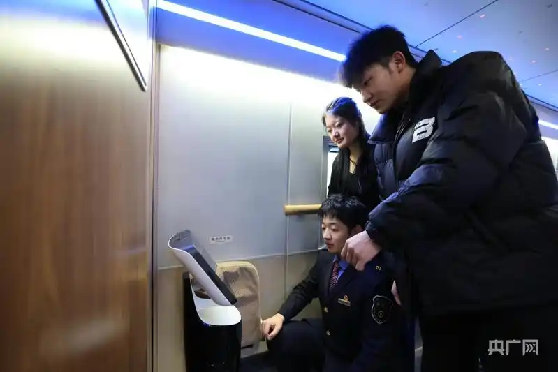 新春走基层｜G1280次高铁上演“闹元宵” 机器人“小铁”送汤圆添喜气