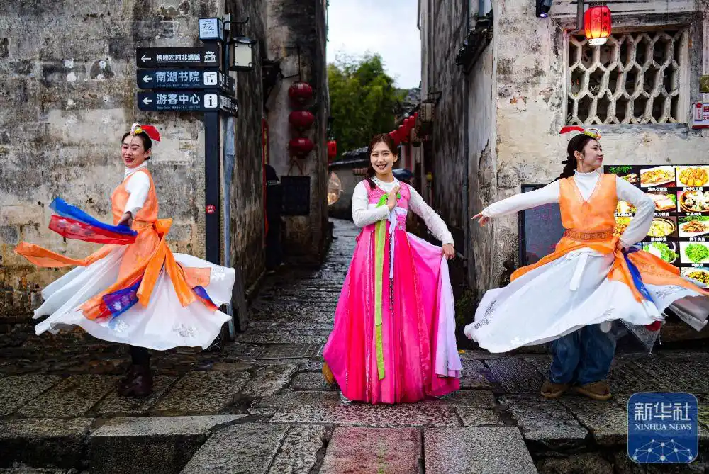 呼伦贝尔草原风情涌入烟雨宏村