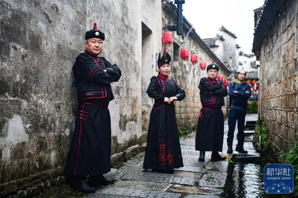 呼伦贝尔草原风情涌入烟雨宏村