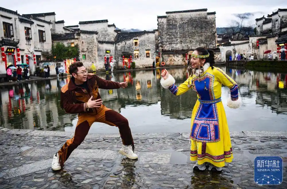 呼伦贝尔草原风情涌入烟雨宏村