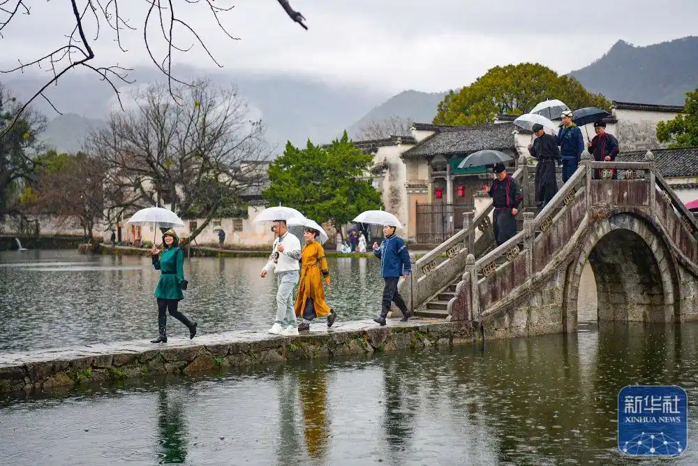 呼伦贝尔草原风情涌入烟雨宏村