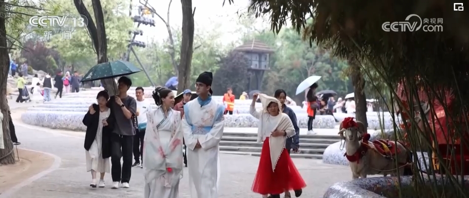 热门景区“挤”满外国游客 小众乡村、高科技景点成“打卡”新选项