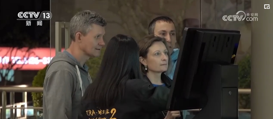 热门景区“挤”满外国游客 小众乡村、高科技景点成“打卡”新选项