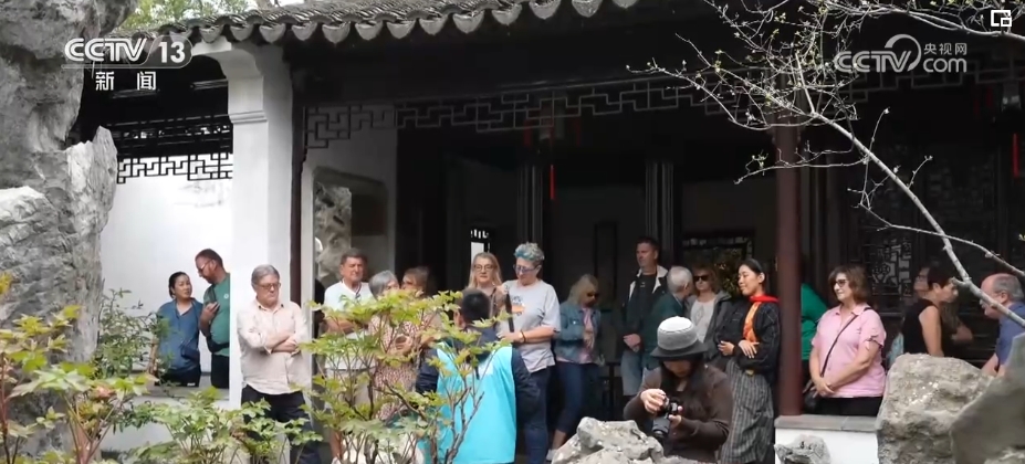 热门景区“挤”满外国游客 小众乡村、高科技景点成“打卡”新选项