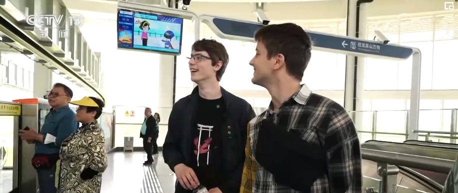 热门景区“挤”满外国游客 小众乡村、高科技景点成“打卡”新选项