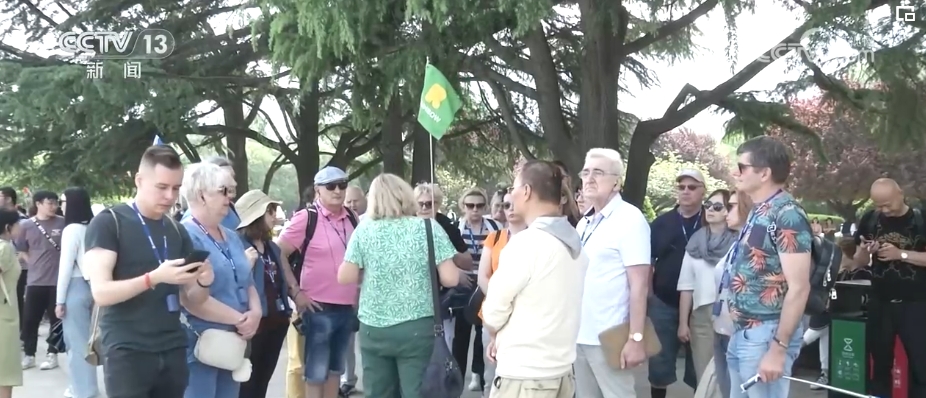 热门景区“挤”满外国游客 小众乡村、高科技景点成“打卡”新选项