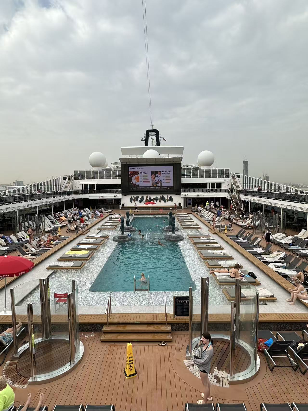 六艘豪华邮轮被困中东港口：国人以中老年人团体游客为主，整体情绪稳定